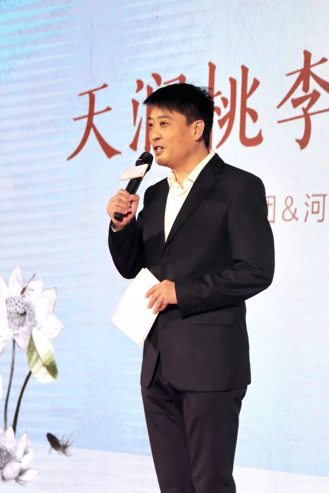 图片包含 人员, 西装, 水, 户外描述已自动生成