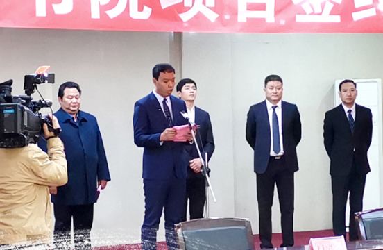 图片包含 人员, 西装, 地板, 站立描述已自动生成
