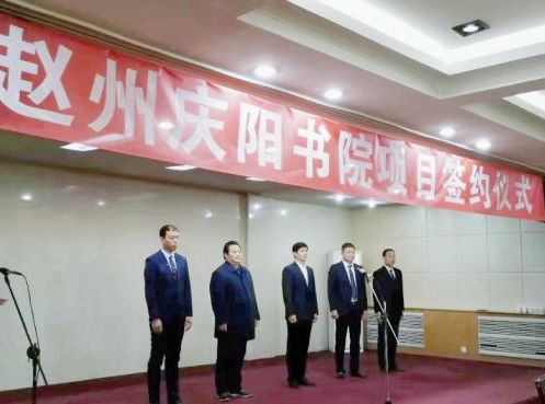 图片包含 地板, 室内, 站立, 人员描述已自动生成