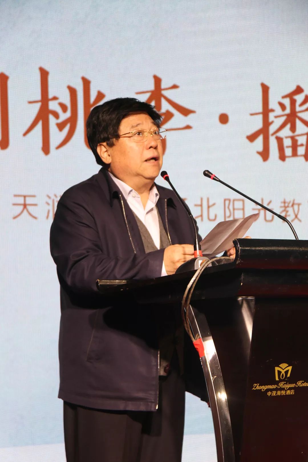 图片包含 人员, 男士, 室内描述已自动生成
