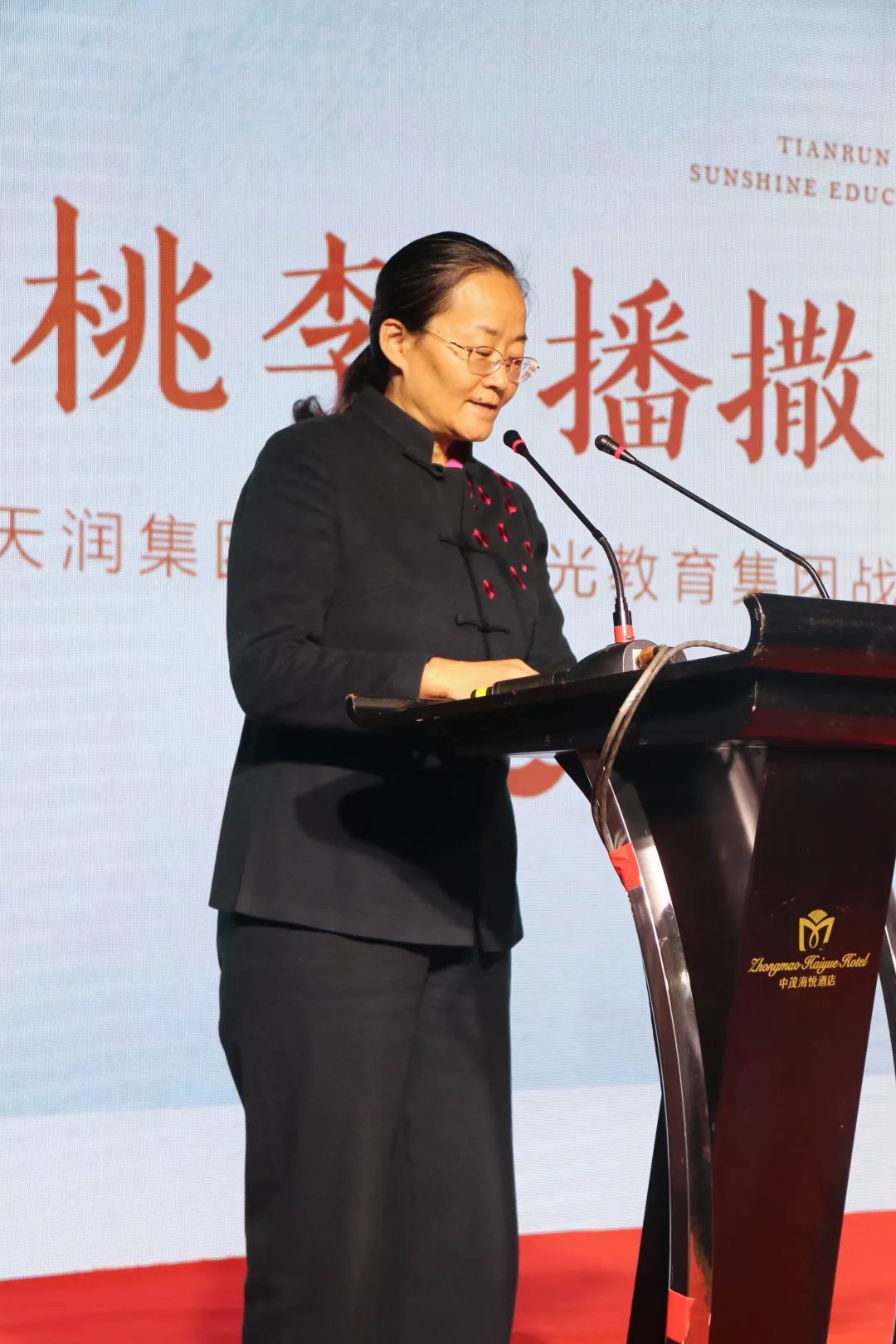 图片包含 户外, 人员, 男士, 水描述已自动生成