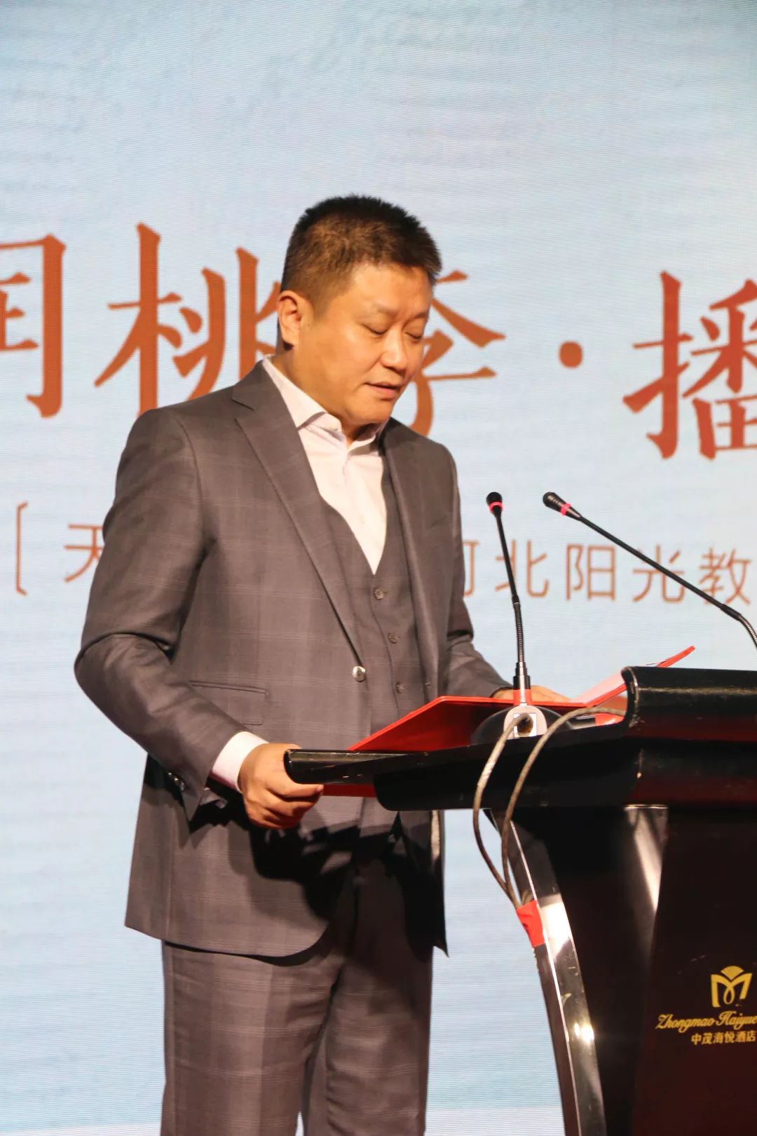 图片包含 人员, 男士, 户外, 掌握描述已自动生成