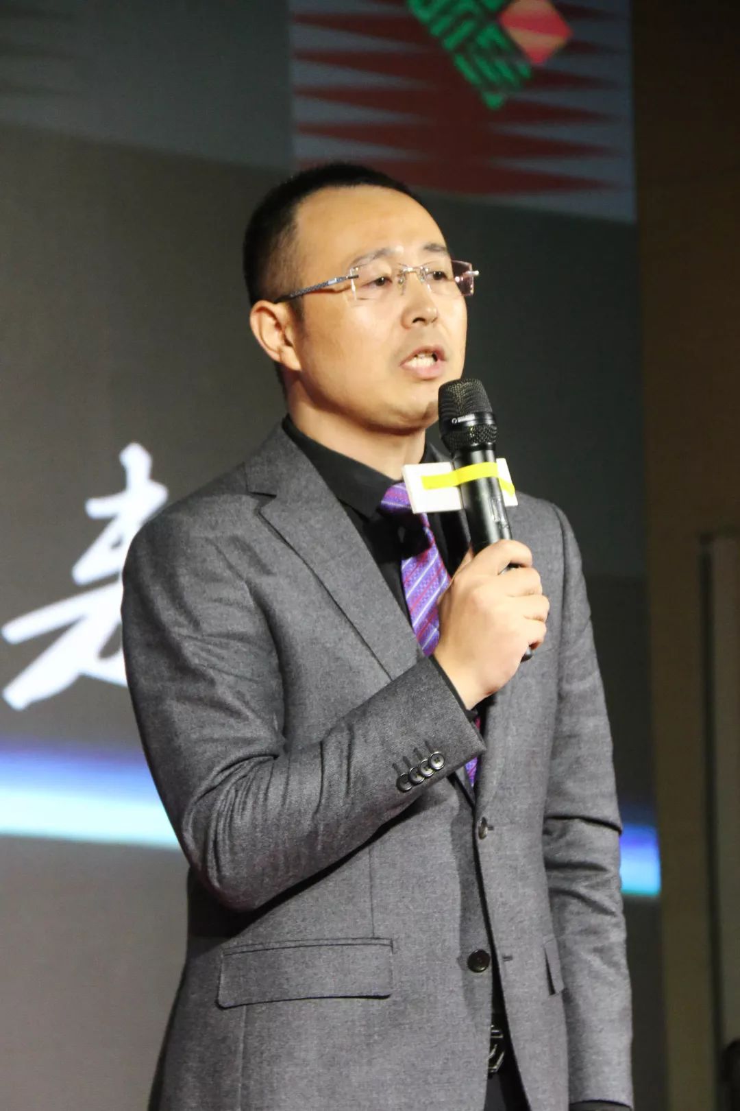 图片包含 人员, 墙壁, 掌握, 男士描述已自动生成