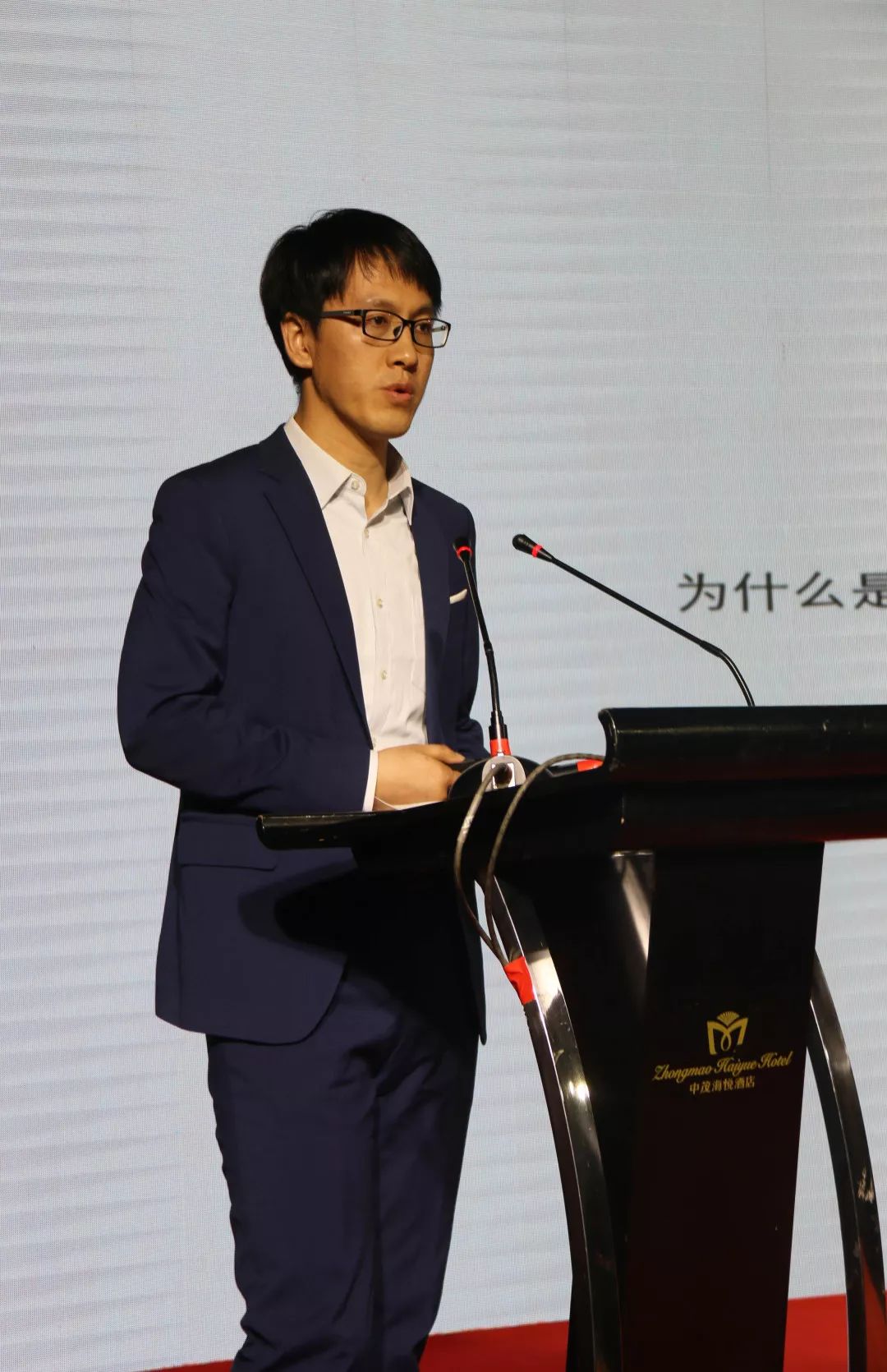 图片包含 人员, 男士, 西装, 室内描述已自动生成