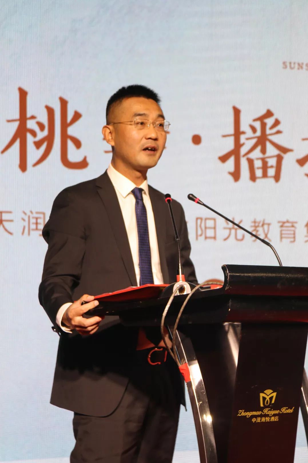 图片包含 人员, 男士, 户外, 西装描述已自动生成