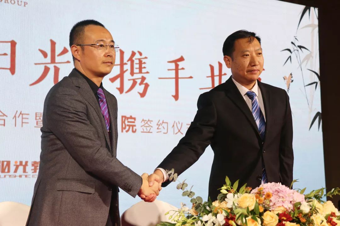 图片包含 人员, 男士, 站立, 西装描述已自动生成