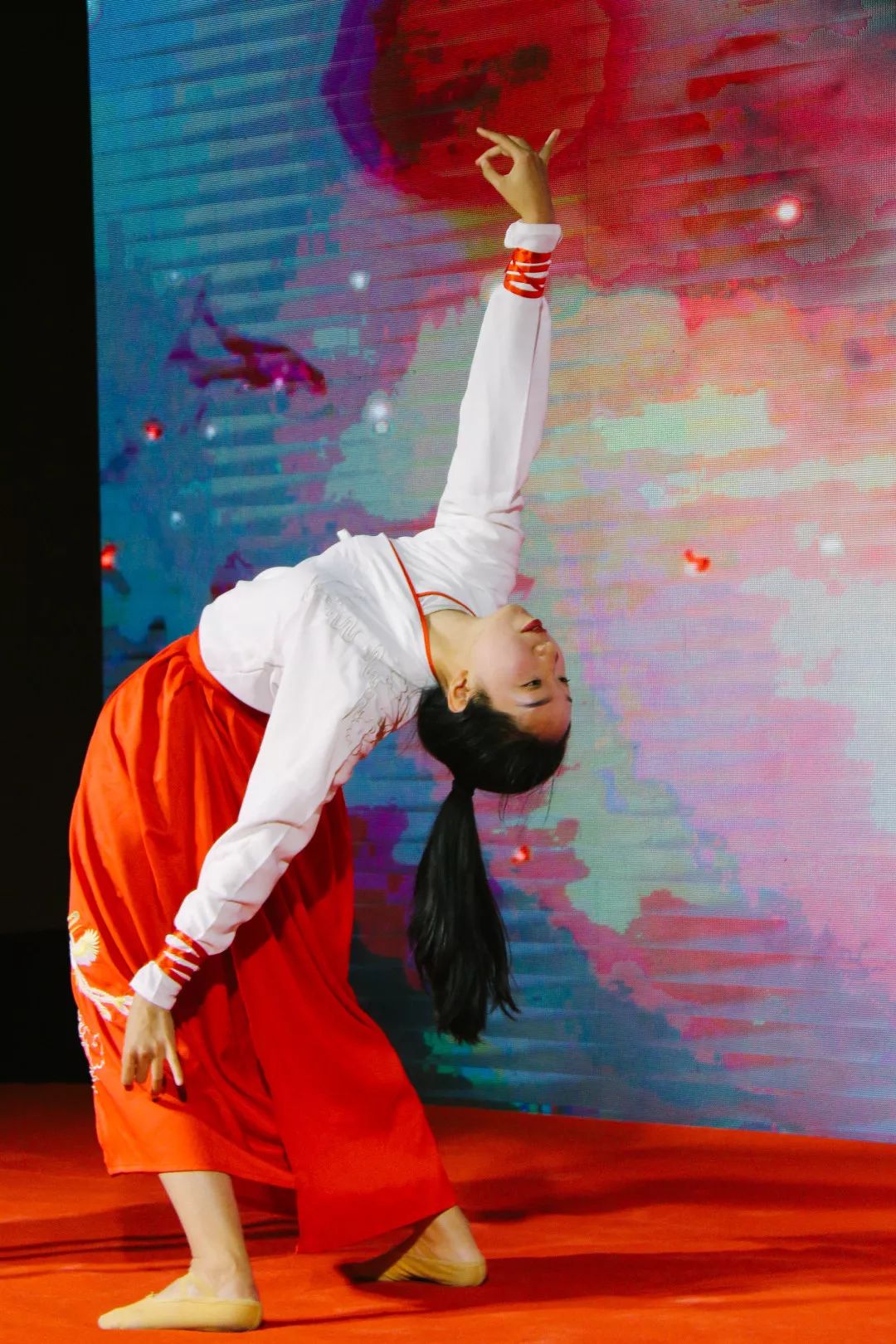 图片包含 人员, 男士, 地板, 室内描述已自动生成