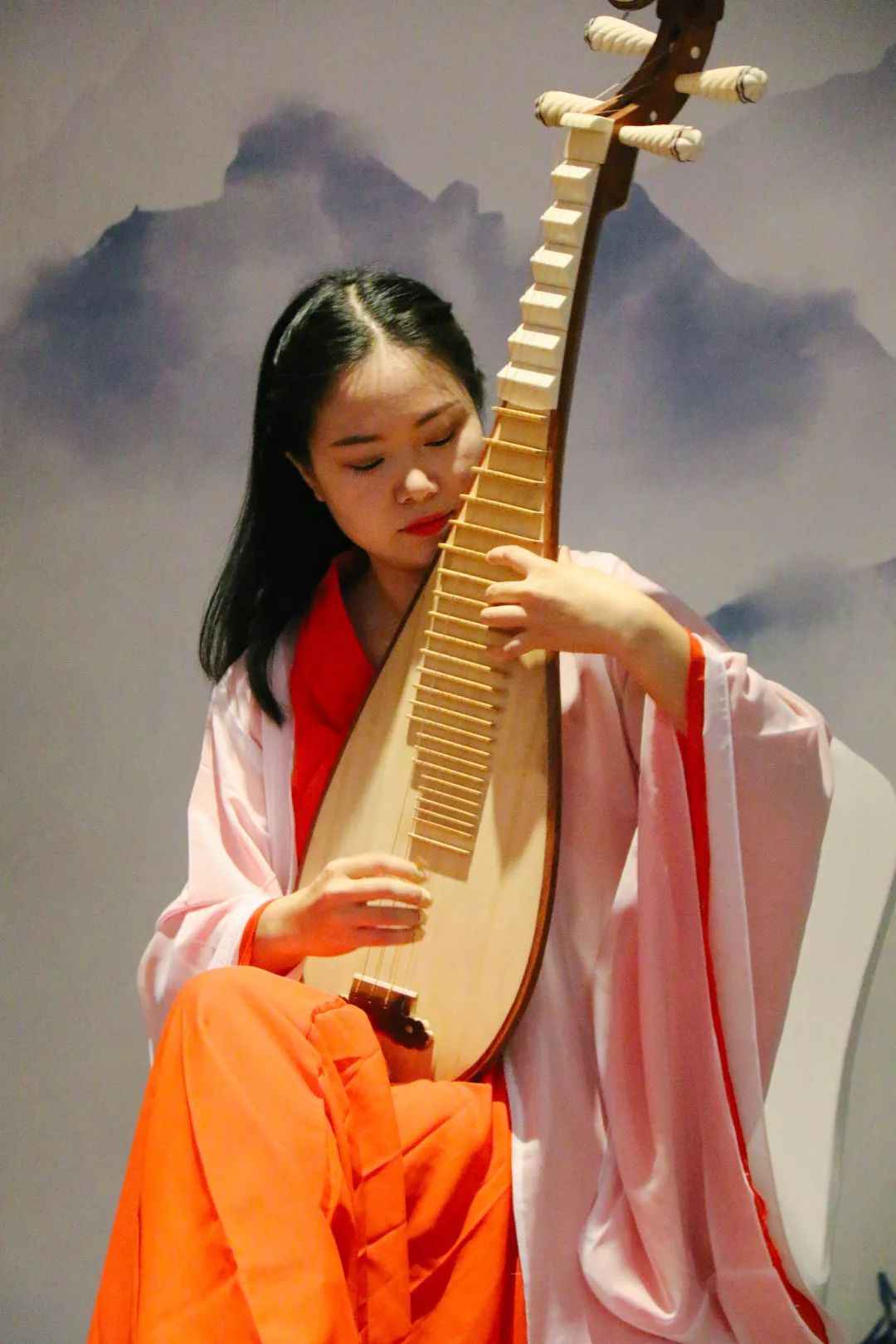图片包含 音乐, 人员, 墙壁, 掌握描述已自动生成