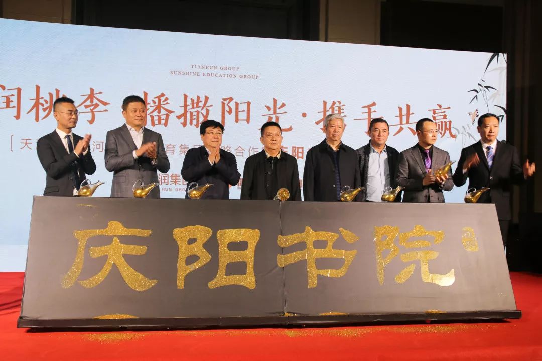 图片包含 人员, 室内, 文字, 男士描述已自动生成